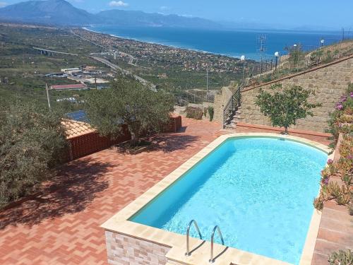 uma piscina com vista para o oceano em Villa Verde em Cefalù