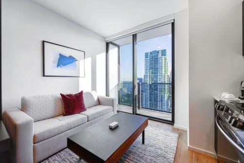 sala de estar con sofá y ventana grande en High-Floor Studio with Incredible Views Awaits You en Miami