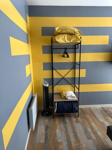 une pièce avec un mur bleu et jaune avec une étagère dans l'établissement Yellow, à Marseille
