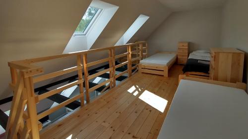 Pokój na poddaszu z łóżkiem piętrowym i sypialnią w obiekcie Rezydencja Ostoja w Stroniu Śląskim