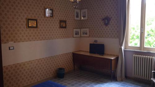 Cette chambre dispose d'un bureau et d'un ordinateur. dans l'établissement Villa Caterina, à Fiuggi