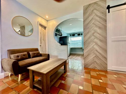een woonkamer met een bank en een tafel bij Central & Stylish Oasis Slps 2 in Fort Lauderdale