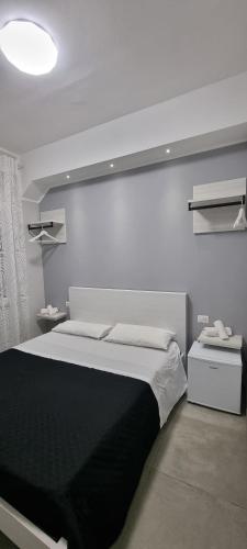 ein Schlafzimmer mit einem großen Bett in einem Zimmer in der Unterkunft Room's Stromboli in San Ferdinando
