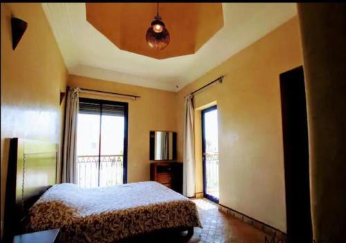 - une chambre avec un lit et une grande fenêtre dans l'établissement Villa-Marrakech, à Marrakech
