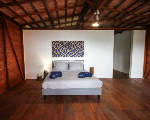 a bedroom with a bed in a room with wooden floors at Sonho Non in Santana