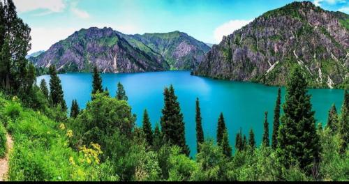 vista para um lago azul nas montanhas em Guest house Tan Nuru Sary-Chelek em Arkit
