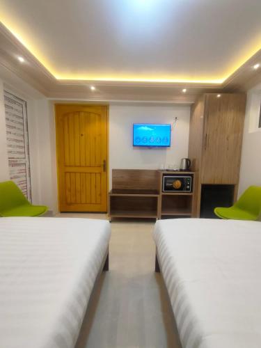 Una cama o camas en una habitación de White Hotel