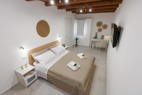 ein Schlafzimmer mit einem großen Bett mit zwei Platten darauf in der Unterkunft Al Cortiletto in Avola