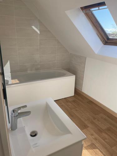 une salle de bain avec un lavabo et une baignoire dans l'établissement Le Ptit Normand, à Saint-Germain-de-Tournebut