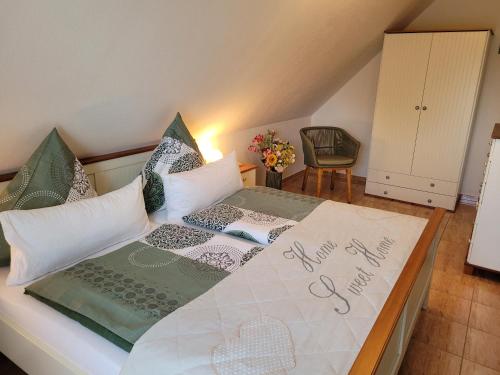 een kleine slaapkamer met een bed met een bordje erop bij Lilly & Fine in Zingst