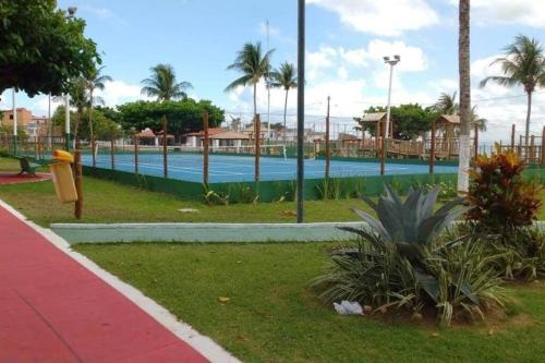 una piscina en un parque con palmeras en Itaparica-BA, o melhor descanso en Vera Cruz de Itaparica