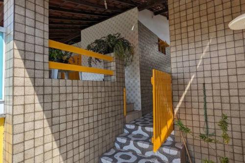 een weergave van een huis met een gele deur bij Itaparica-BA, o melhor descanso in Vera Cruz de Itaparica