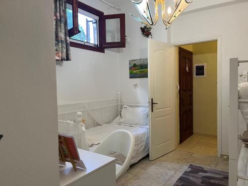 Camera piccola con letto e finestra di Fairytales Luxury Apartment - Sunset View a Virós
