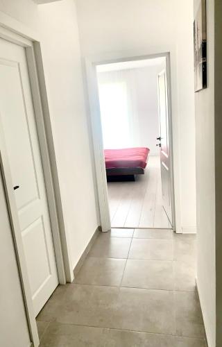 un pasillo con un sofá rojo en una habitación en Apartament 1 camera en Sancraiu de Mures