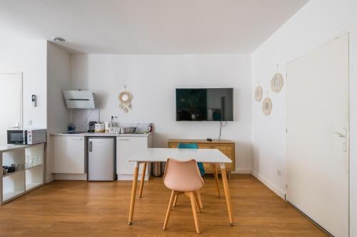 le Jungle: Grand studio rénové, Climatisé, proche de la Gare