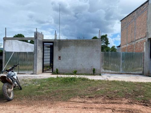 una motocicleta estacionada frente a un edificio con una puerta en Casa de Campo CH, en Sauce