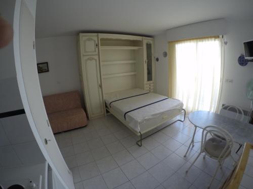 ein kleines Schlafzimmer mit einem Bett und einem Fenster in der Unterkunft SANARY beau studio avec parking in Sanary-sur-Mer