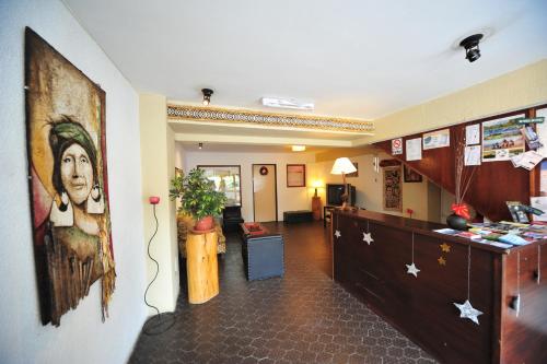 una hall di un hotel con un grande dipinto sul muro di Hospedaje Lo de Max a San Carlos de Bariloche