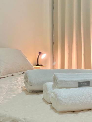 łóżko z białymi ręcznikami na górze w obiekcie Quarto privativo Velho Chico 1 w mieście Petrolina