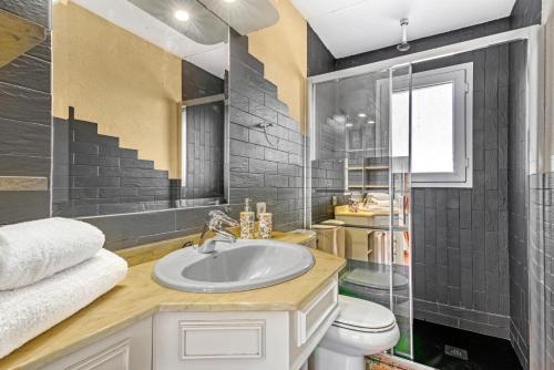 ein Bad mit einem Waschbecken und einem WC in der Unterkunft Villa Infinity sea views I Pool I BBQ I Jacuzzi in Almería