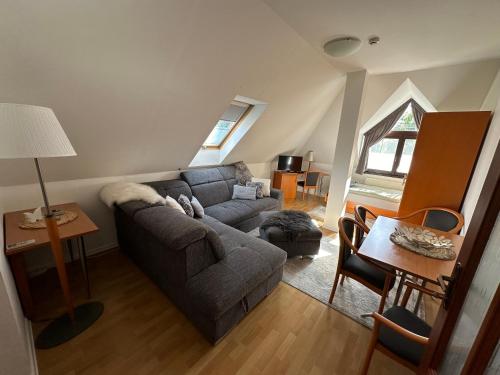 sala de estar con sofá y mesa en Diamant Apartmanház, en Eger