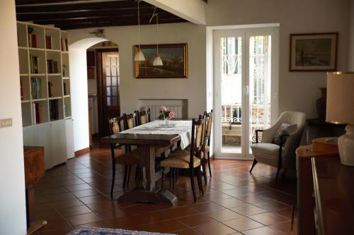 - une salle à manger avec une table et des chaises dans l'établissement Sunrise, à Rapallo
