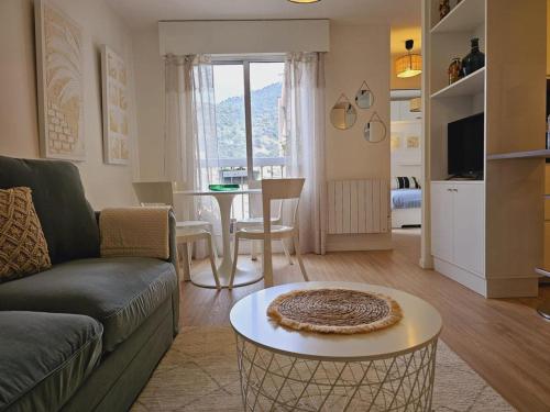 - un salon avec un canapé et une table dans l'établissement Agusta sweethome, à Nice