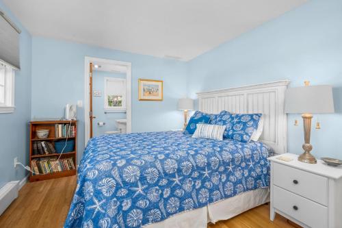 een blauwe slaapkamer met een bed met een blauw dekbed bij 84 Cranberry Lane Chatham Cape Cod ~ Ridgevale Retreat in South Chatham