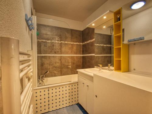 y baño con lavabo y bañera. en Appartement Morillon 1100, 3 pièces, 7 personnes - FR-1-642-23 en Morillon