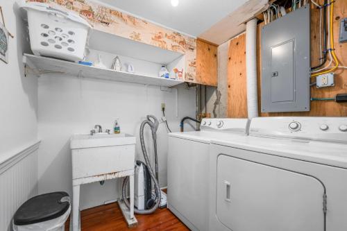 een witte wasruimte met een wasmachine en droger bij 84 Cranberry Lane Chatham Cape Cod ~ Ridgevale Retreat in South Chatham