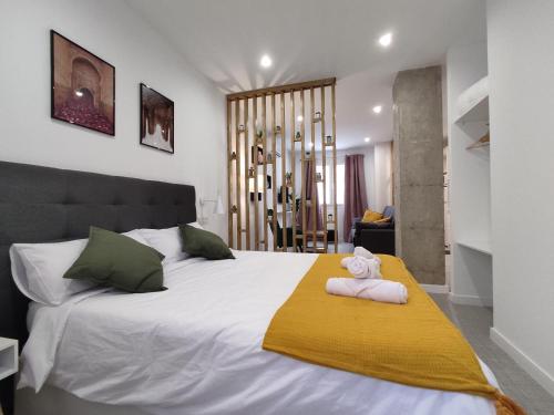 Un dormitorio con una cama con un osito de peluche. en Ferola Homes en Granada