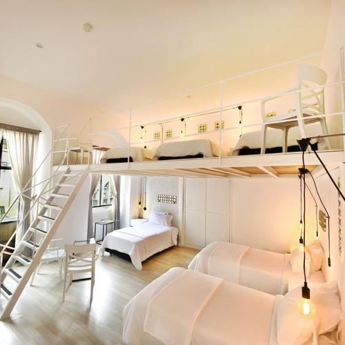 een slaapkamer met 2 stapelbedden en een trap bij Suites Centro Histórico in Cuenca