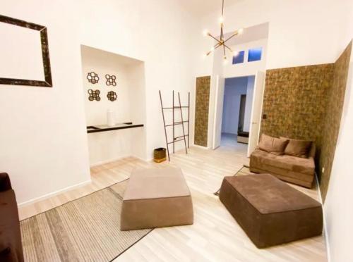sala de estar con sofá y silla en Suites Centro Histórico en Cuenca