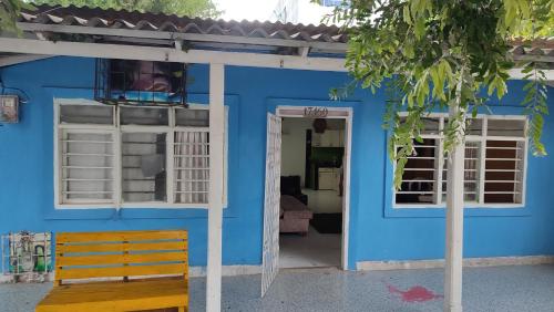 een blauw gebouw met twee ramen en een deur bij Apartamento Amoblado cerca al mar in Cartagena