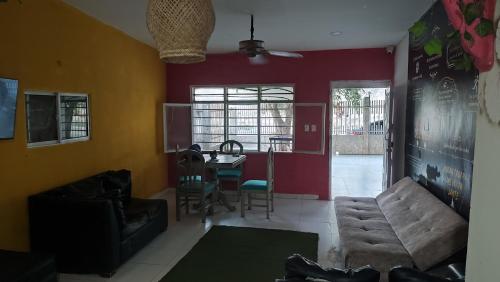 sala de estar con sofá y mesa en Apartamento Amoblado cerca al mar, en Cartagena de Indias