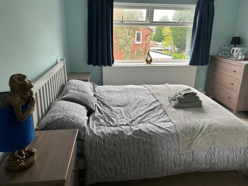 A bed or beds in a room at Quiet double bedroom with garden view/ breakfast