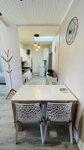 Η κουζίνα ή μικρή κουζίνα στο AppartementT2 à 200m des Thermes