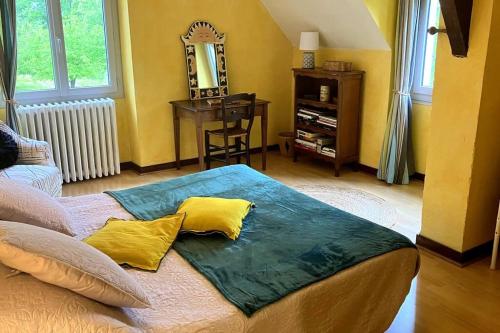 - une chambre avec un lit avec deux oreillers et un bureau dans l'établissement un balcon sur la Dordogne, à Berbiguières