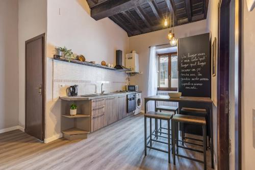 cocina con encimera y pizarra en la pared en L'Alloggio di San Pellegrino, en Viterbo