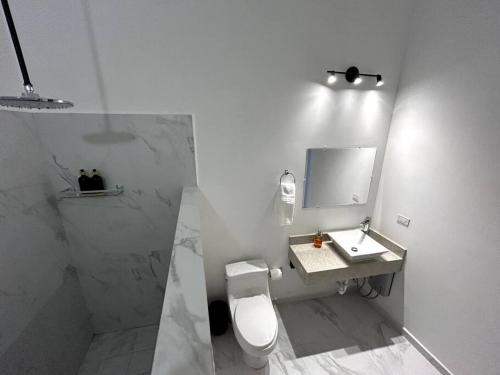 Koupelna v ubytování Espectacular Penthouse 1 frente al Hotel California