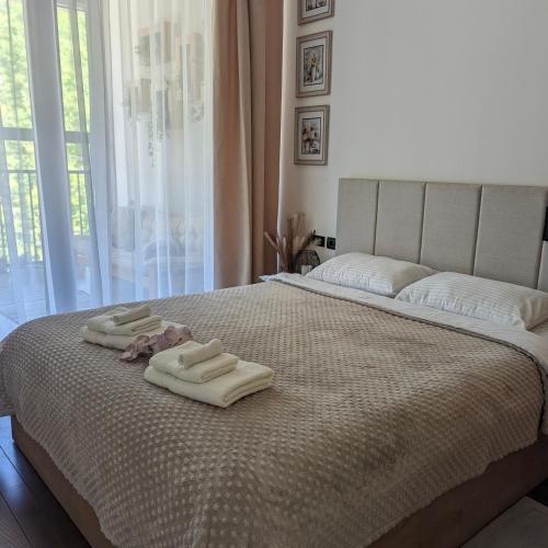 een slaapkamer met een bed met twee handdoeken erop bij 2 Sweet Renew 