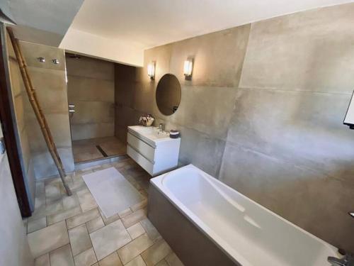 Koupelna v ubytování Tizzano, villa vue mer avec piscine