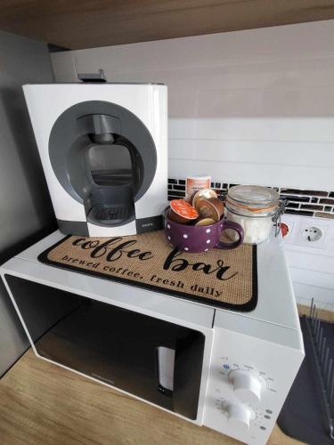 a microwave sitting on top of a counter at Pink Galaxy in Baciu