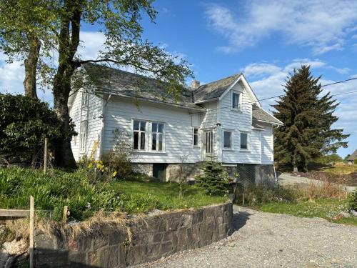 ForlandにあるKoselig stort gårdshus, m/boblebad. Båt kan leiesのギャラリーの写真