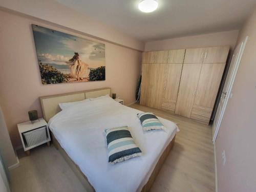 Schlafzimmer mit einem Bett mit Wandgemälde in der Unterkunft Pink Galaxy in Baciu