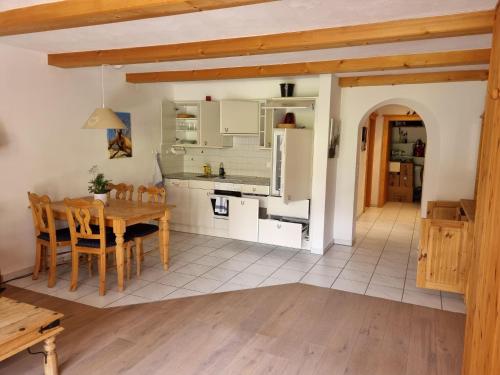 - une cuisine et une salle à manger avec une table et des chaises dans l'établissement Hotel Madrisajoch, à Sankt Antönien