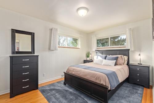 Katil atau katil-katil dalam bilik di NEW! 1958 Chic Mid-Mod House
