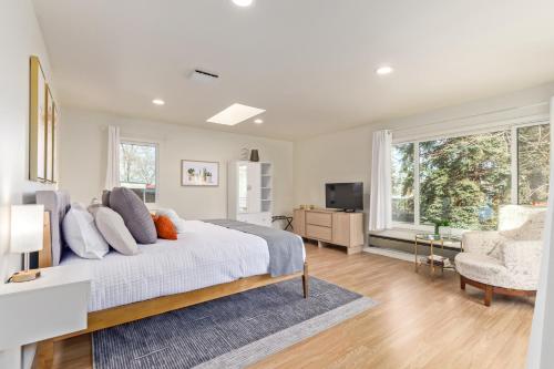 Katil atau katil-katil dalam bilik di NEW! 1958 Chic Mid-Mod House