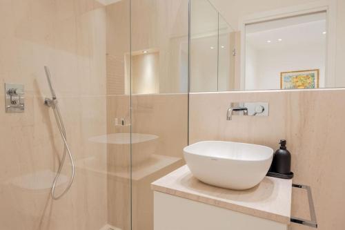een badkamer met een wastafel en een glazen douche bij Home In The Heart Of Ghirlandina in Modena