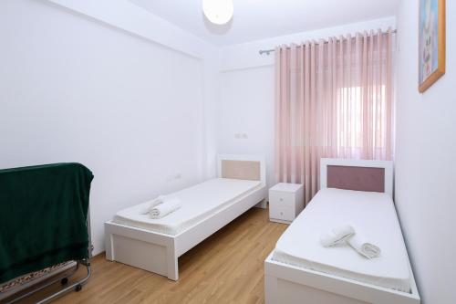 Postel nebo postele na pokoji v ubytování Romina Apartment